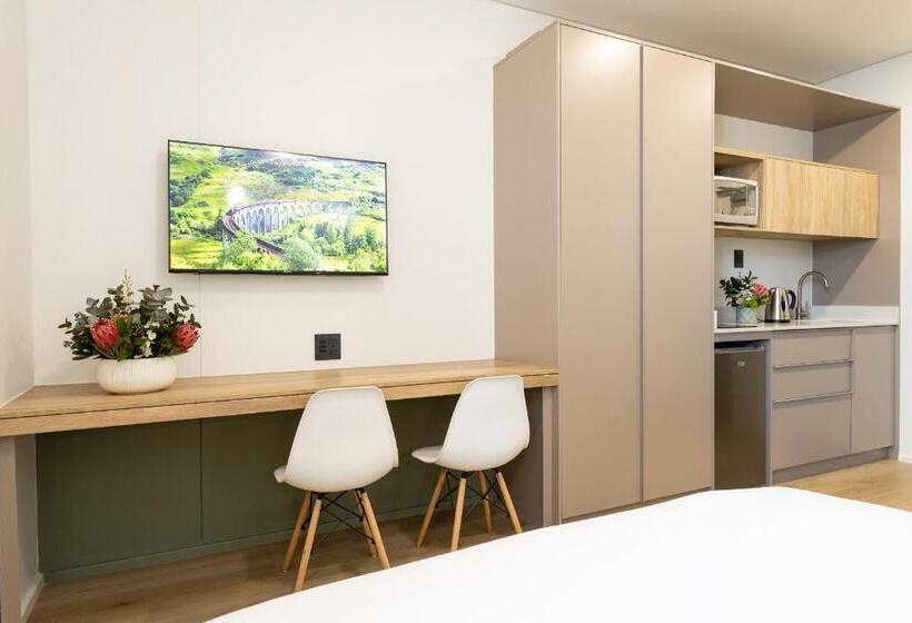 Quarto Estandar, Adderley Gardens