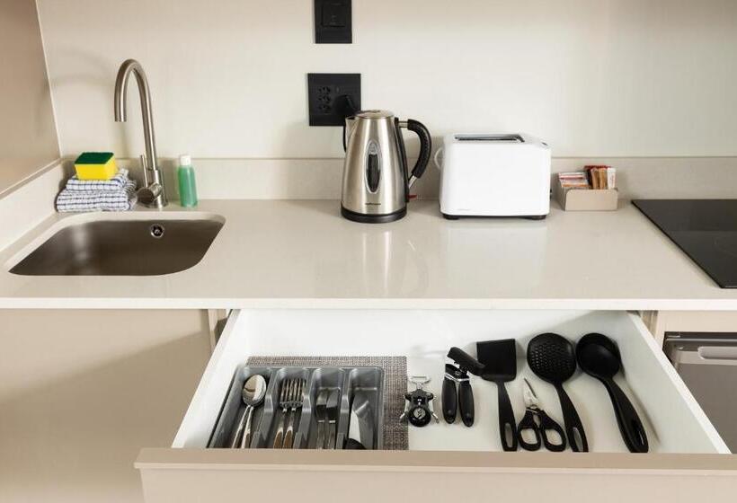 דירת חדר, Adderley Gardens