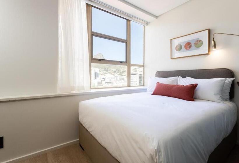 דירת חדר, Adderley Gardens