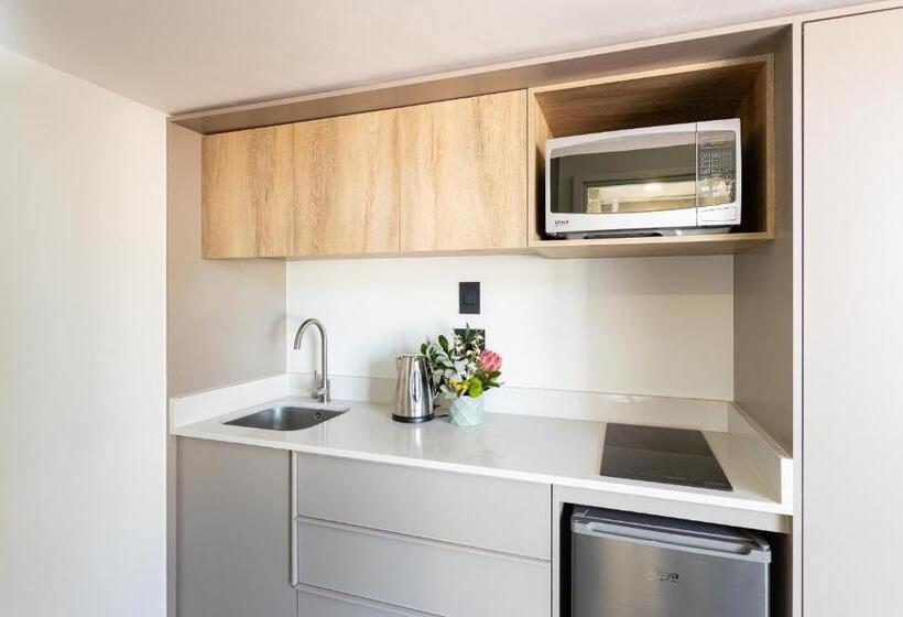 דירה בת חדר שינה 1 עם מרפסת, Adderley Gardens