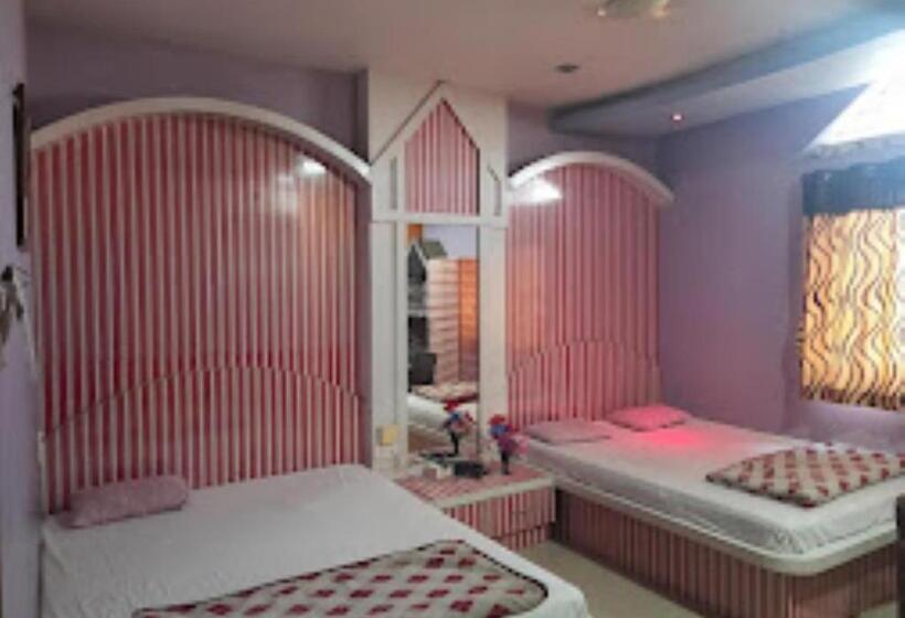 디럭스 룸, Bhaktavatsal Tuljapur