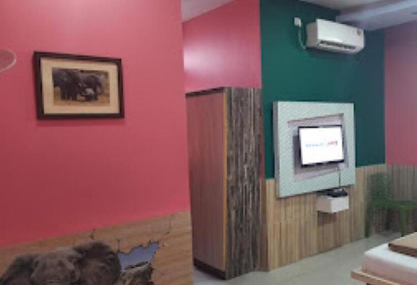 디럭스 룸, Bhaktavatsal Tuljapur