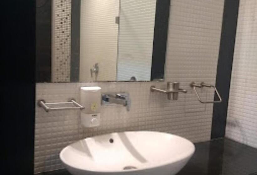 חדר דחוקס עם מיטת קינג, New Regal Palace Jalgaon