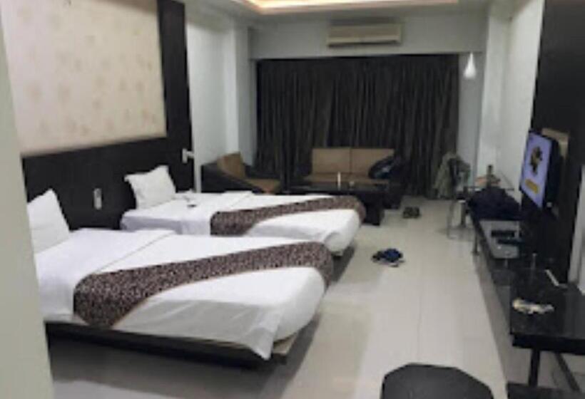 חדר דחוקס עם מיטת קינג, New Regal Palace Jalgaon