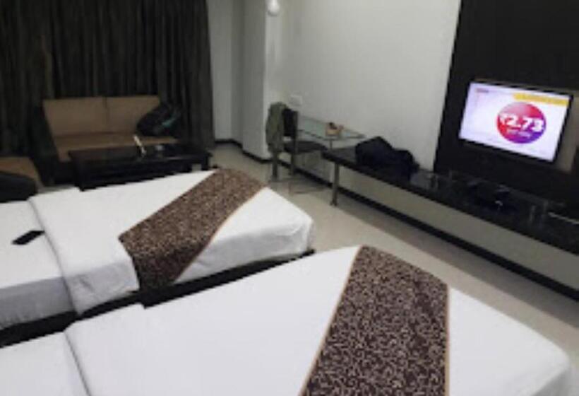 חדר דחוקס עם מיטת קינג, New Regal Palace Jalgaon