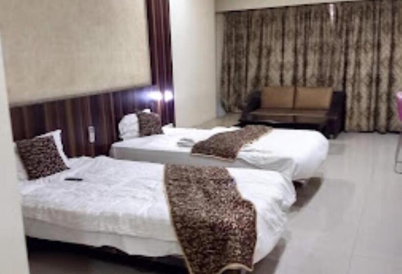 חדר דחוקס עם מיטת קינג, New Regal Palace Jalgaon