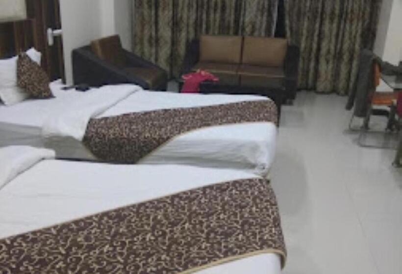 חדר דחוקס עם מיטת קינג, New Regal Palace Jalgaon