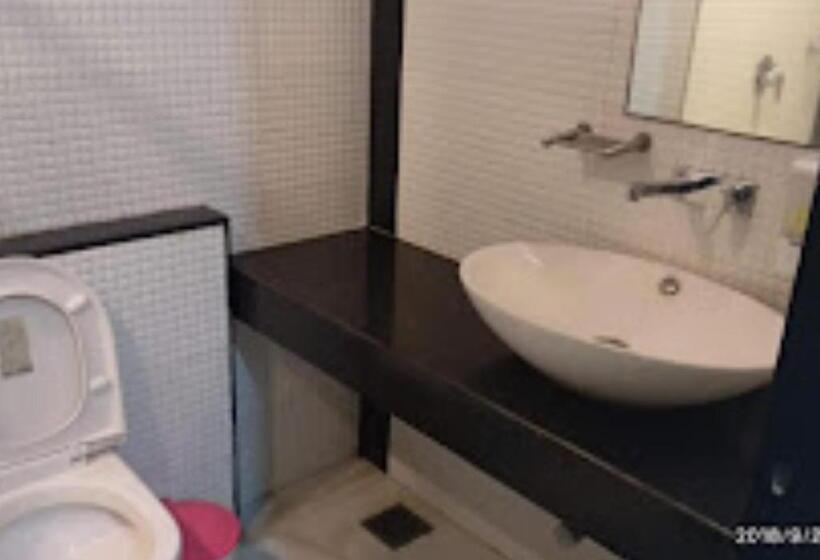 חדר משפחתי, New Regal Palace Jalgaon