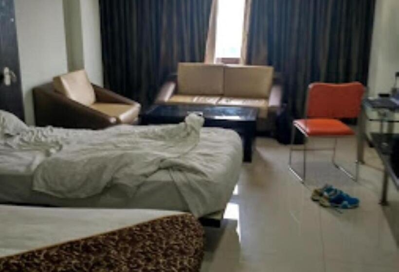 חדר משפחתי, New Regal Palace Jalgaon