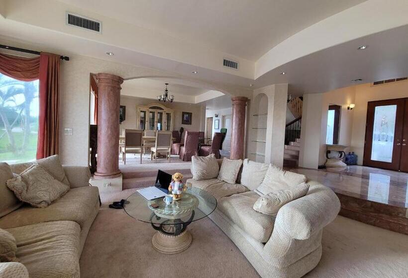 חדר סטנדרט עם טרסה, Guam Theo House