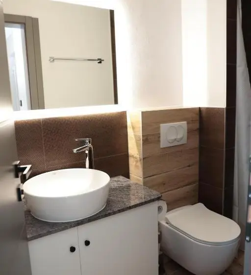 اتاق لوکس سه تخته, Swiss Apartmani