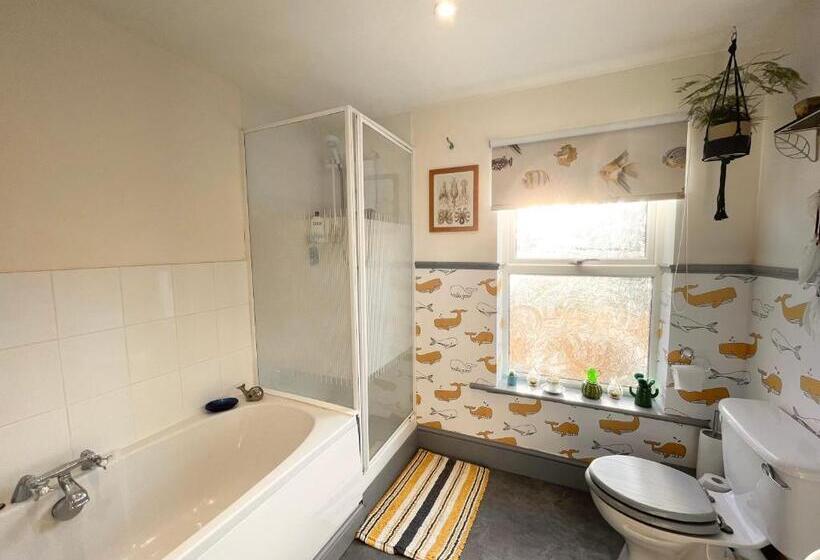 스탠다드 룸 공동 욕실, Double Room In Newhaven With Own Tv & Microwave  Plus Cereal And Toast Breakfast