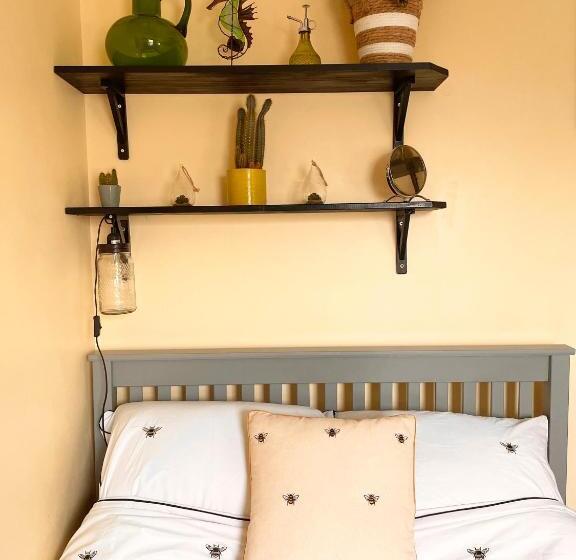 غرفة قياسية حمام مشترك, Double Room In Newhaven With Own Tv & Microwave  Plus Cereal And Toast Breakfast