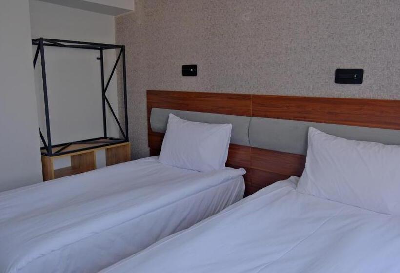 Camera Standard, Zerci̇ty Otel