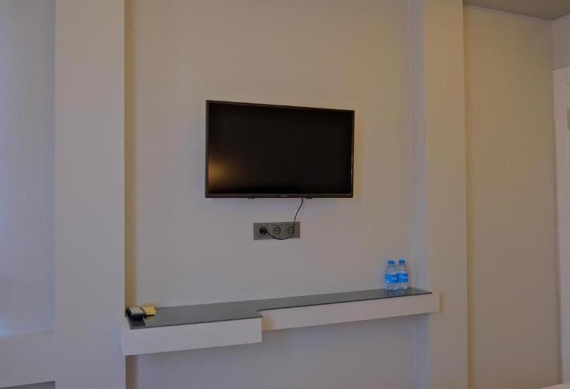 Camera Standard, Zerci̇ty Otel