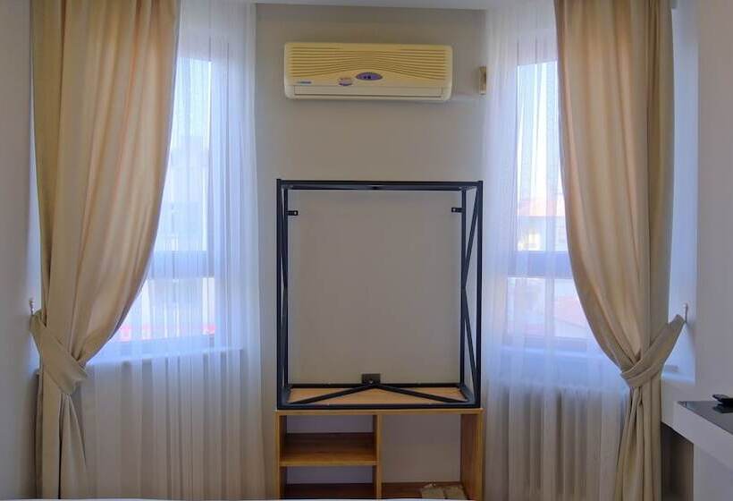 Camera Standard, Zerci̇ty Otel