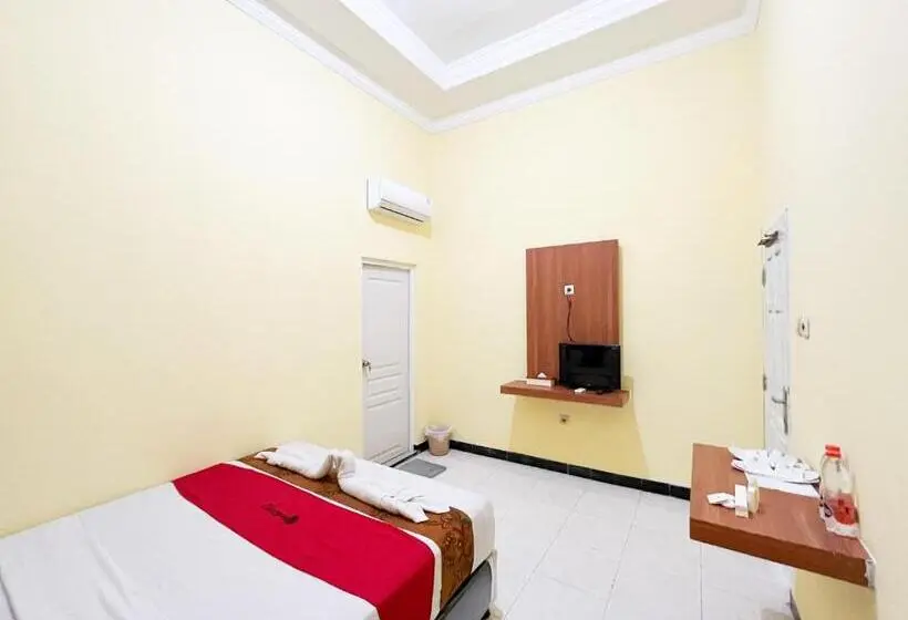 Standard-huone, Reddoorz Near Makam Bung Karno Blitar
