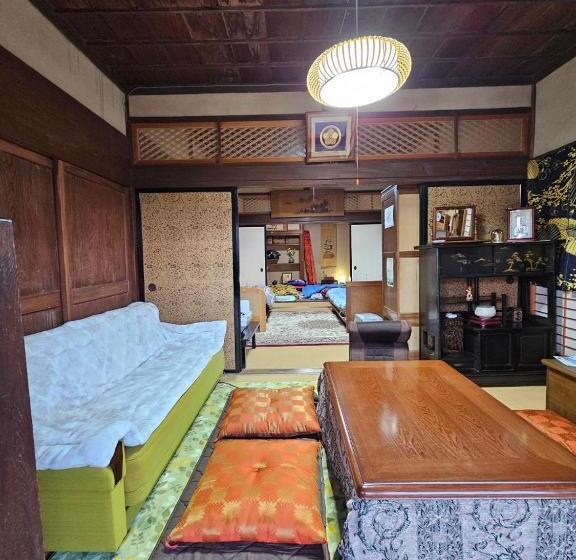 חדר משפחתי, Omoya No Ma