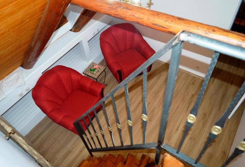 חדר משפחתי, Casa Cu Magnolii