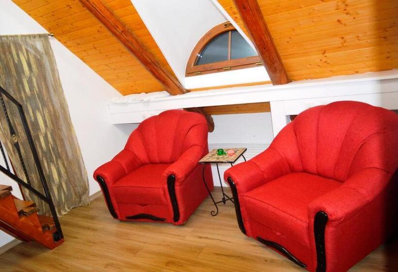 חדר משפחתי, Casa Cu Magnolii