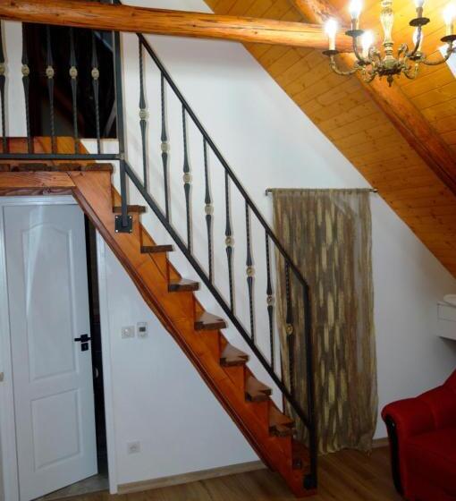 חדר משפחתי, Casa Cu Magnolii