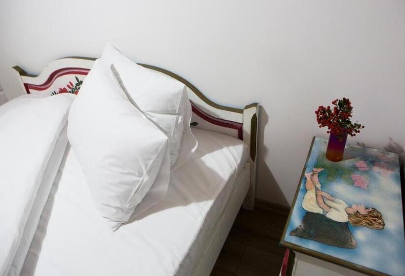 חדר משפחתי, Casa Cu Magnolii