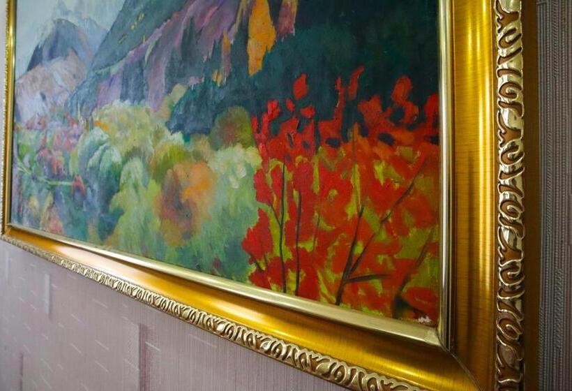 اتاق استاندارد سه نفره, Khan