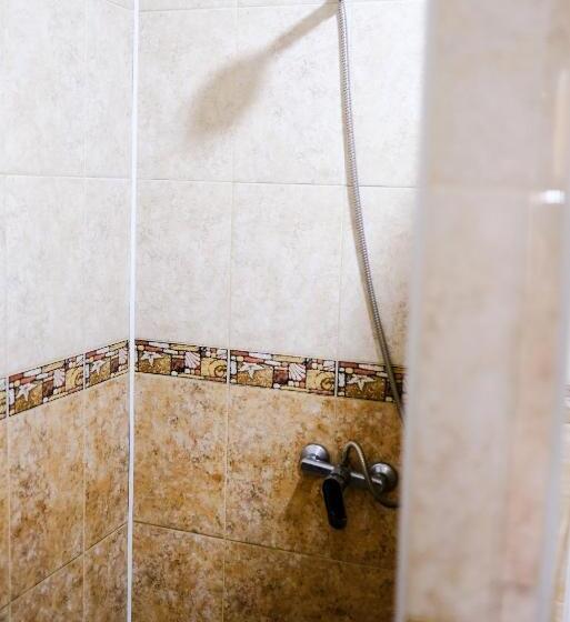 اتاق استاندارد سه نفره, Khan