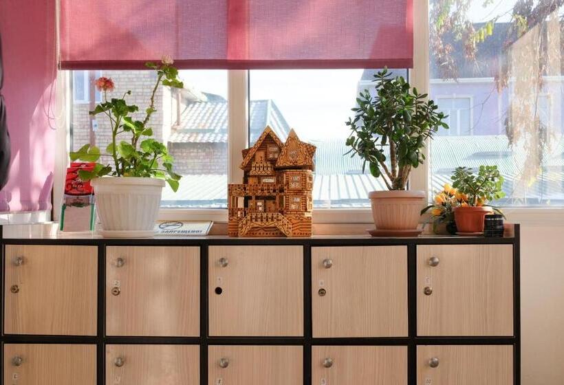 اتاق خانوادگی, Khan