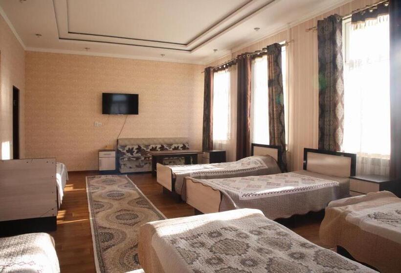 اتاق خانوادگی, Khan