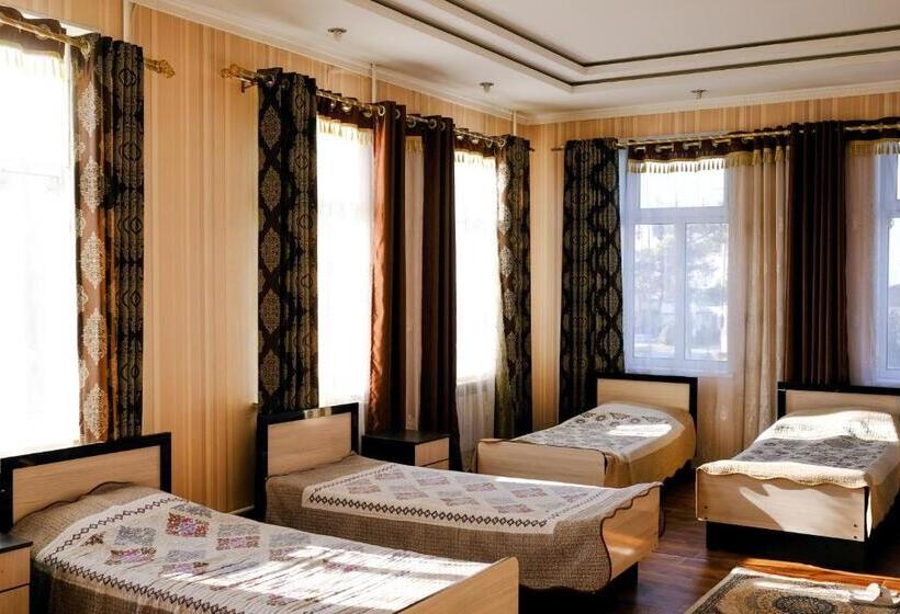 اتاق خانوادگی, Khan