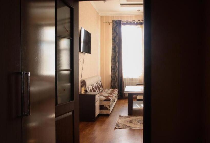 اتاق خانوادگی, Khan