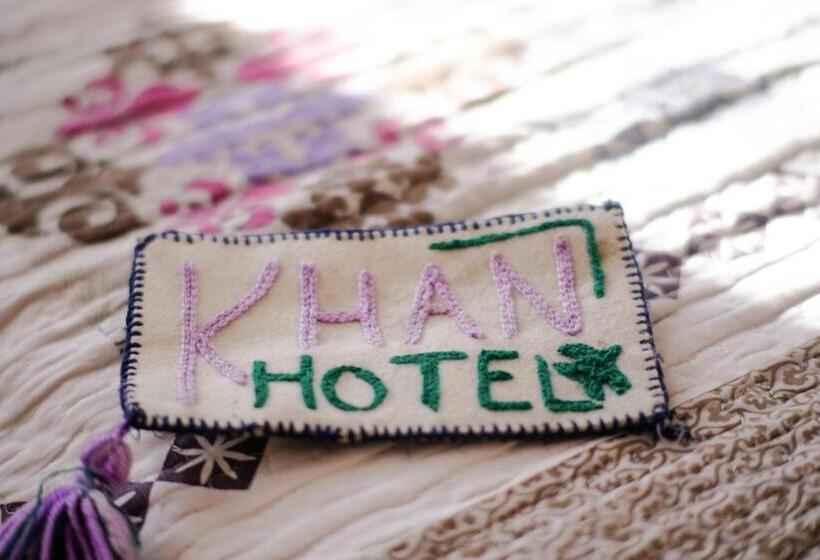 اتاق خانوادگی, Khan