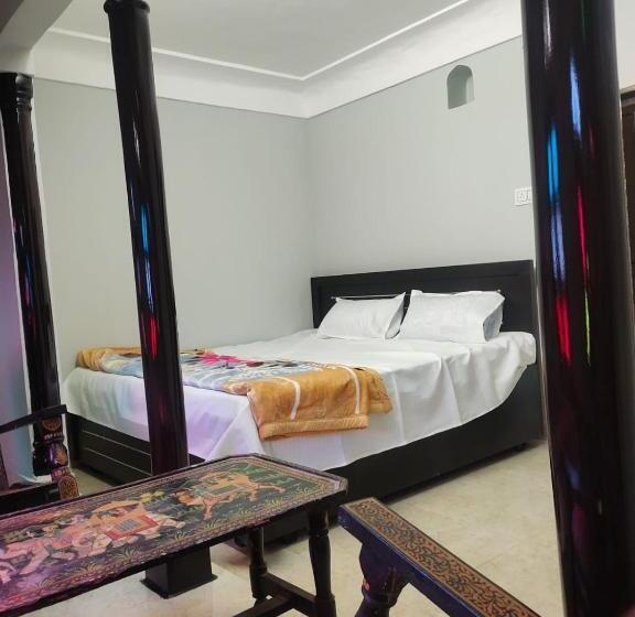 اتاق لوکس با بالکن, Pink City Backpackers