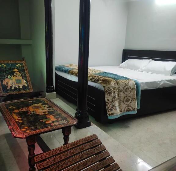 اتاق لوکس با بالکن, Pink City Backpackers