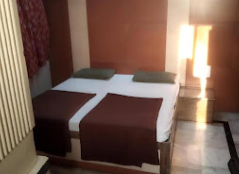 غرفة ديلوكس, Radhika,nashik