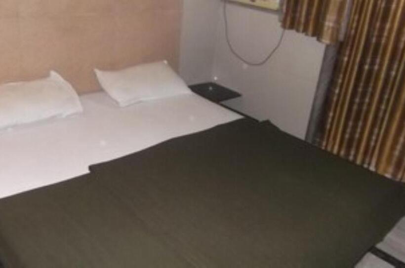 غرفة ديلوكس, Radhika,nashik