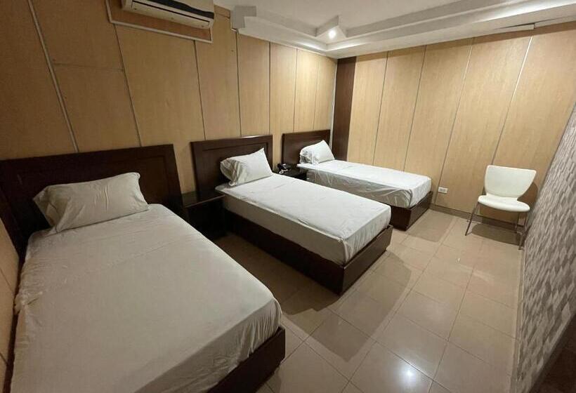 Номер Стандарт Трехместный, San Thomas Inn
