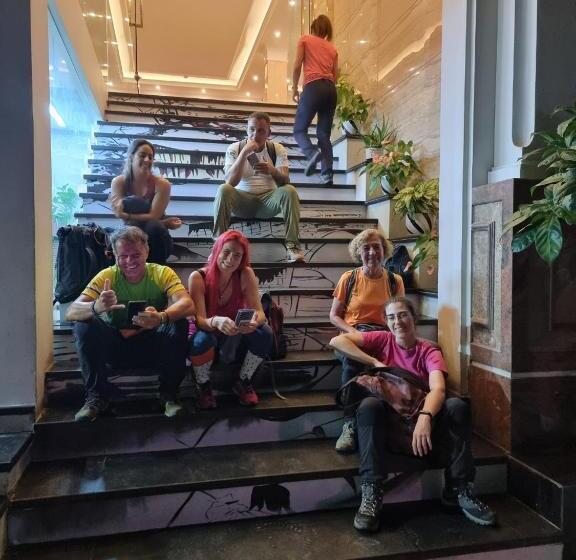 اتاق خانوادگی, Stone Lotus