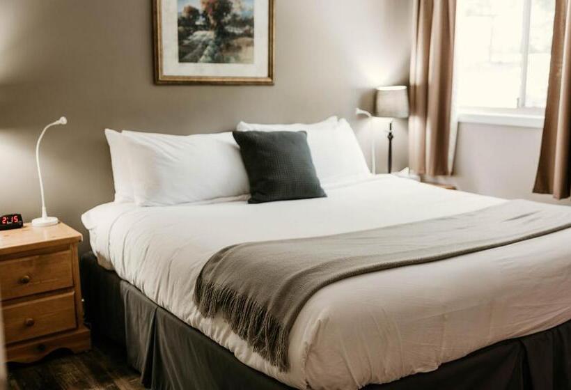 Deluxe Suite King Bed, Page S Inn On Silva Bay