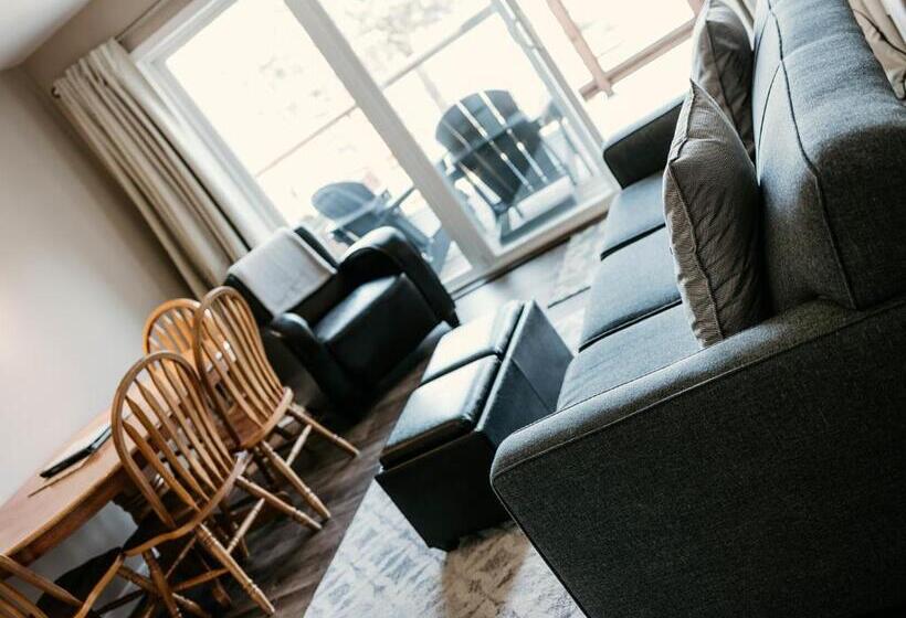 Deluxe Suite King Bed, Page S Inn On Silva Bay