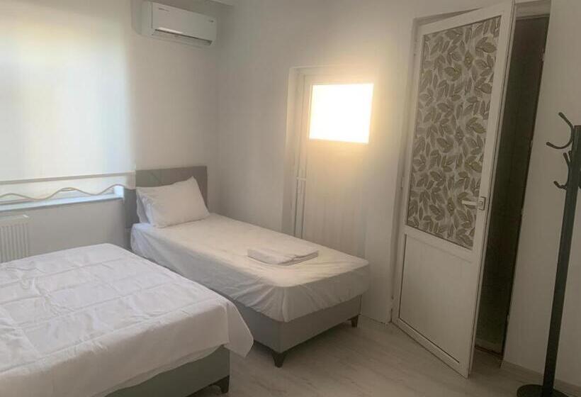 Habitació Triple Estàndard, Ulasotel22