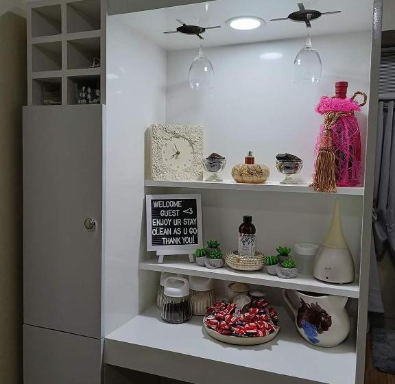 Студио Стандарт Вид на Бассейн, Holland Park Condominium Southwoods Biñan Laguna