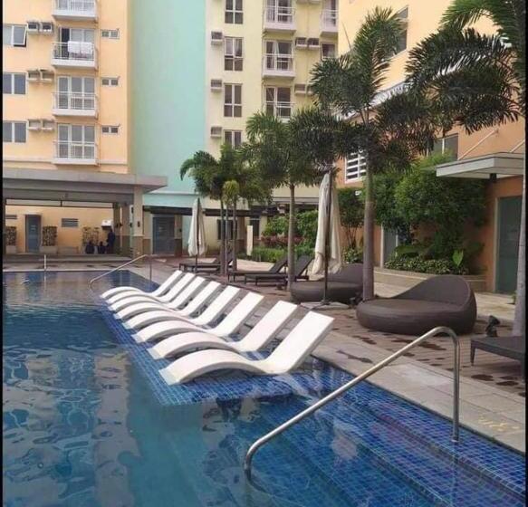 스탠다드 스튜디오 풀장 전망, Holland Park Condominium Southwoods Biñan Laguna