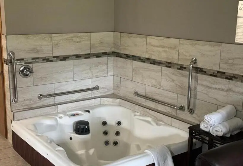 キングサイズベッドのスイートルーム, Garner Inn & Suites
