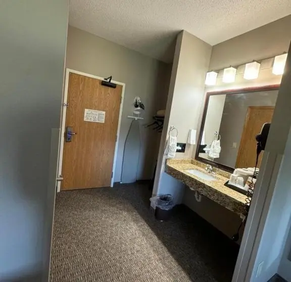 キングサイズベッドのスイートルーム, Garner Inn & Suites