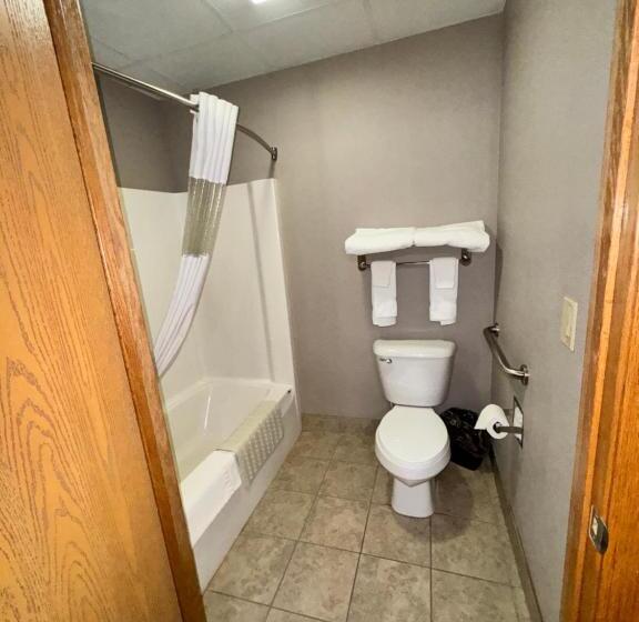 جناح, Garner Inn & Suites