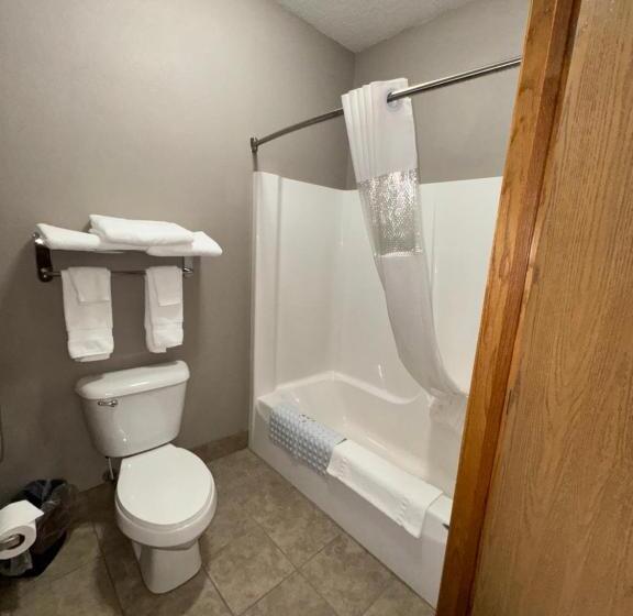 جناح, Garner Inn & Suites