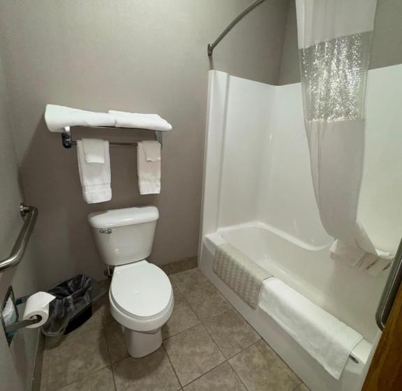 جناح, Garner Inn & Suites