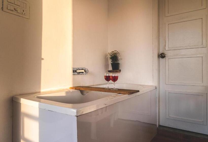 חדר סטנדרט עם מיטת קינג, Exstacy S Bathtub Rooms & Cafe